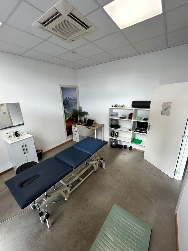 Salle de soins du cabinet de Wierde avec table de traitement et matériel de rééducation