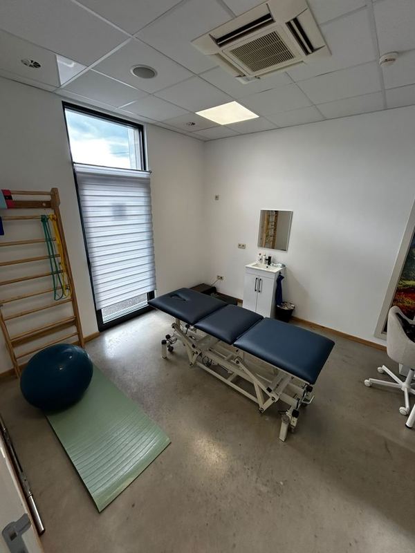 Espace d'exercices du cabinet de Wierde avec espalier, ballon et tapis